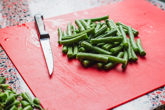 green beans on cutting board